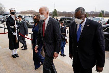 Joe Biden y Kamala Harris caminan junto al Secretario de Defensa,  Lloyd Austin en el Pentágono, en Arlington, Virginia. Alex Brandon/Pool via REUTERS