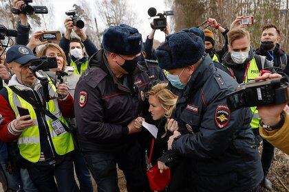 El momento de la detención de Anastasiya Vasilyeva (REUTERS/Maxim Shemetov)