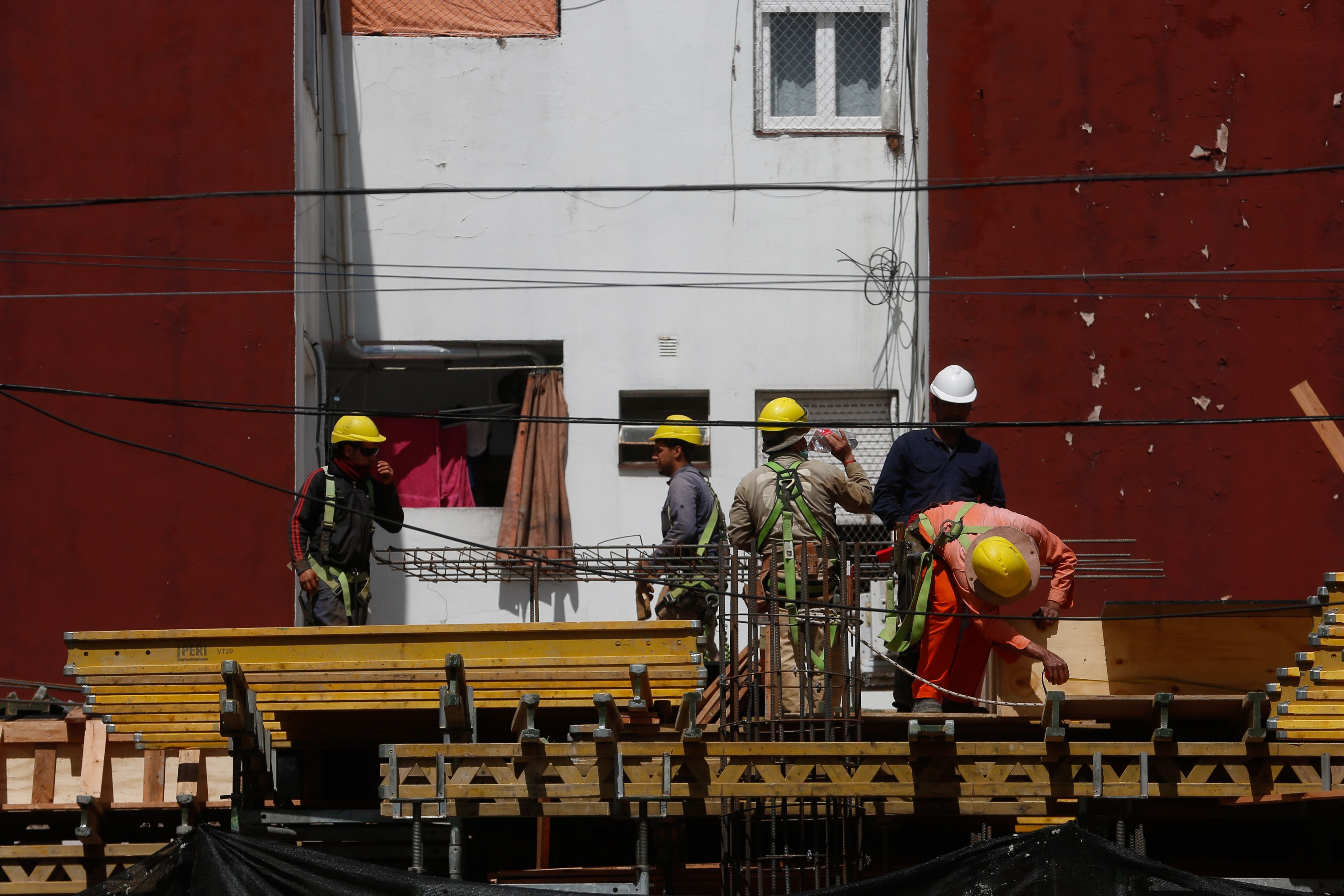 Fotografía de archivo en la que se registró a una cuadrilla de trabajadores de la construcción, en la Ciudad de Buenos Aires (Argentina). EFE/Juan Ignacio Roncoroni
