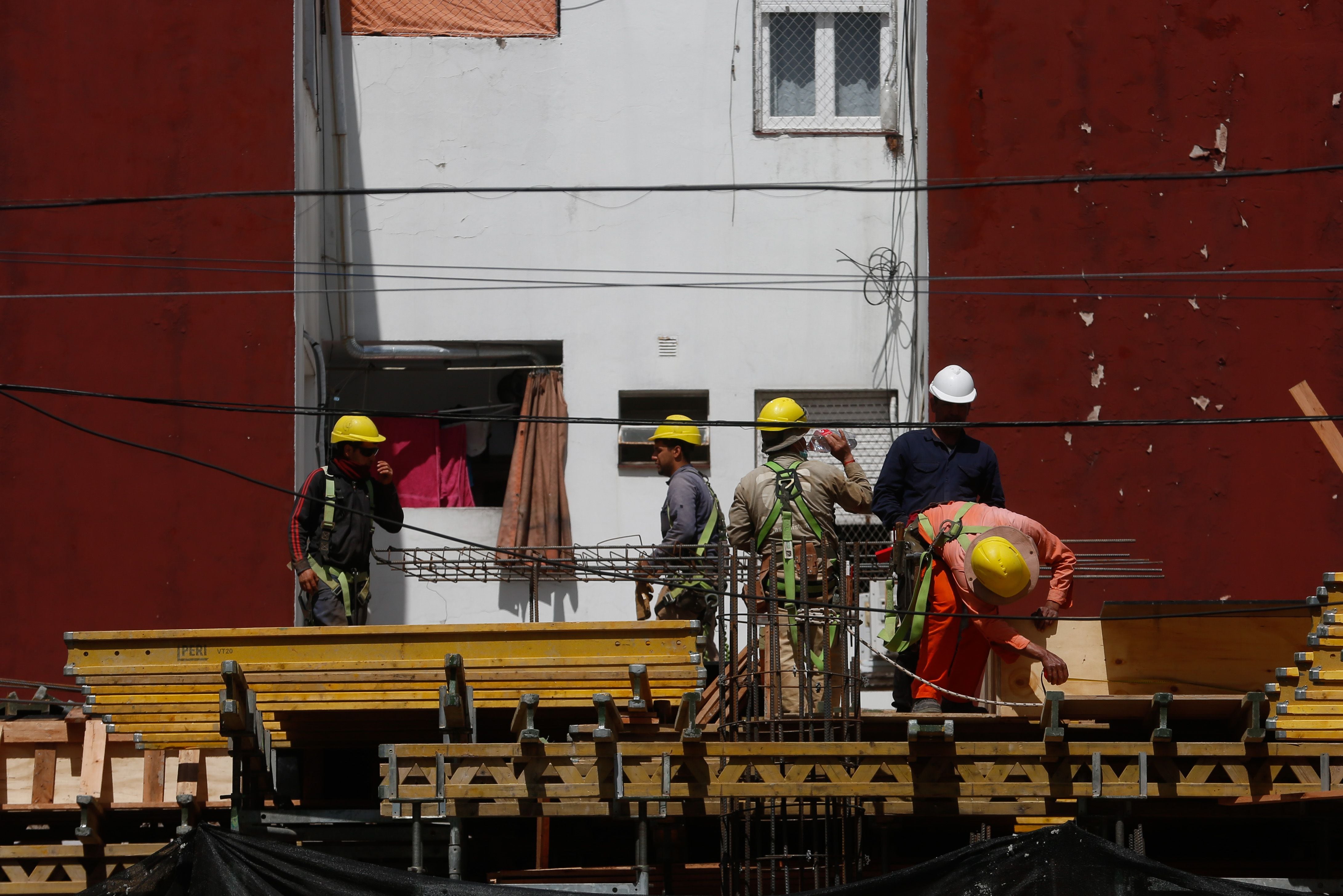 En los últimos doce años en particular, la economía argentina dejó de crecer, pero su población creció un 12% en igual período (EFE)
