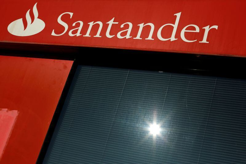 FOTO DE ARCHIVO: El logo de Santander se ve en una sucursal de la capital andaluza, Sevilla, al sur de España, el 27 de enero de 2016.  REUTERS/ Marcelo del Pozo/Foto de archivo