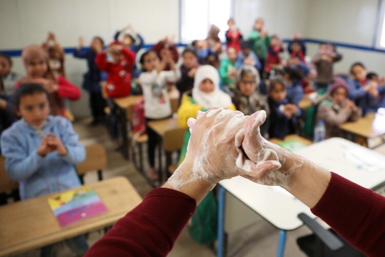 UNICEF educa a refugiados sirios sobre a importancia del lavado de las manos para prevenir el contagio del coronavirus 