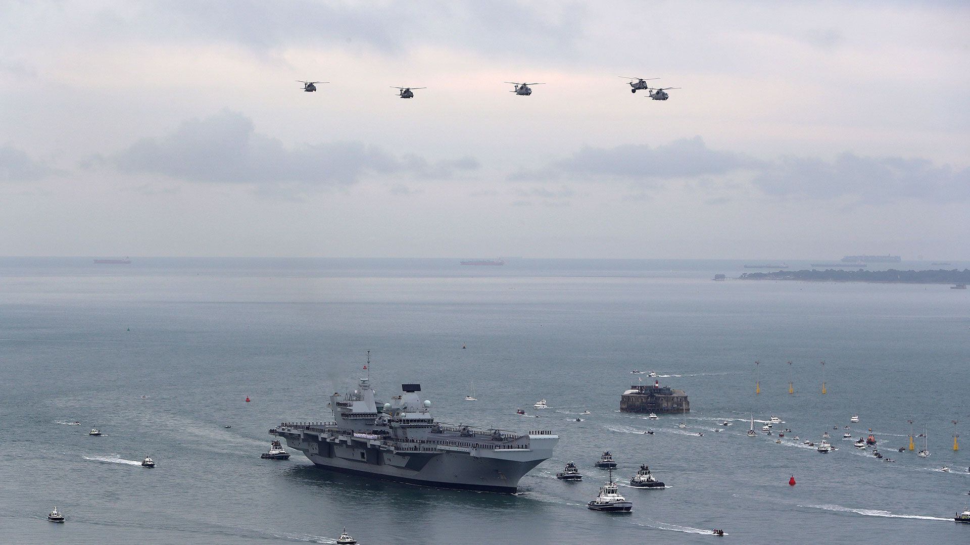 Las maniobras conjuntas de la marina y las fuerzas aéreas demostraron ser un "activo eficaz para garantizar la seguridad en las aguas territoriales del Reino Unido”, destacó el teniente Ryan Grieg (REUTERS)