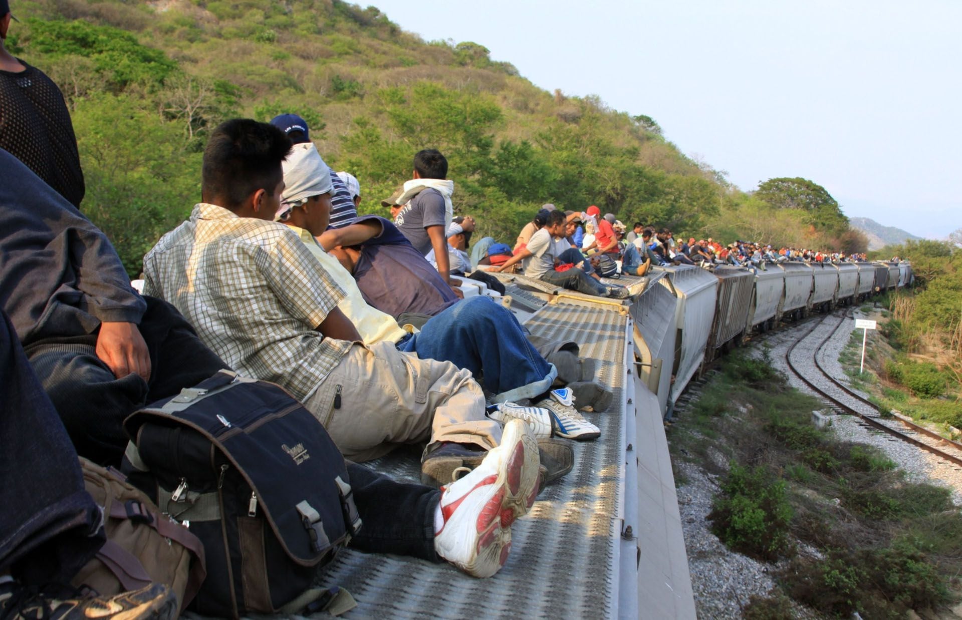 Migrantes centroamericanos sobre los carros de un tren de Ferromex (Foto: Archivo)