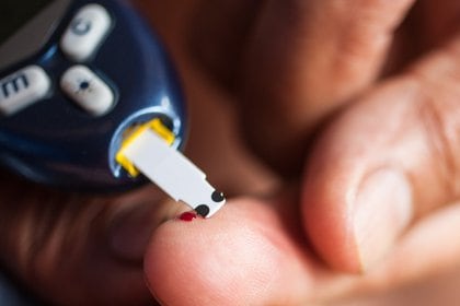 Una persona utiliza un medidor de glucosa para controlar su diabetes -
MARILYN NIEVES / MARILYN NIEVES

