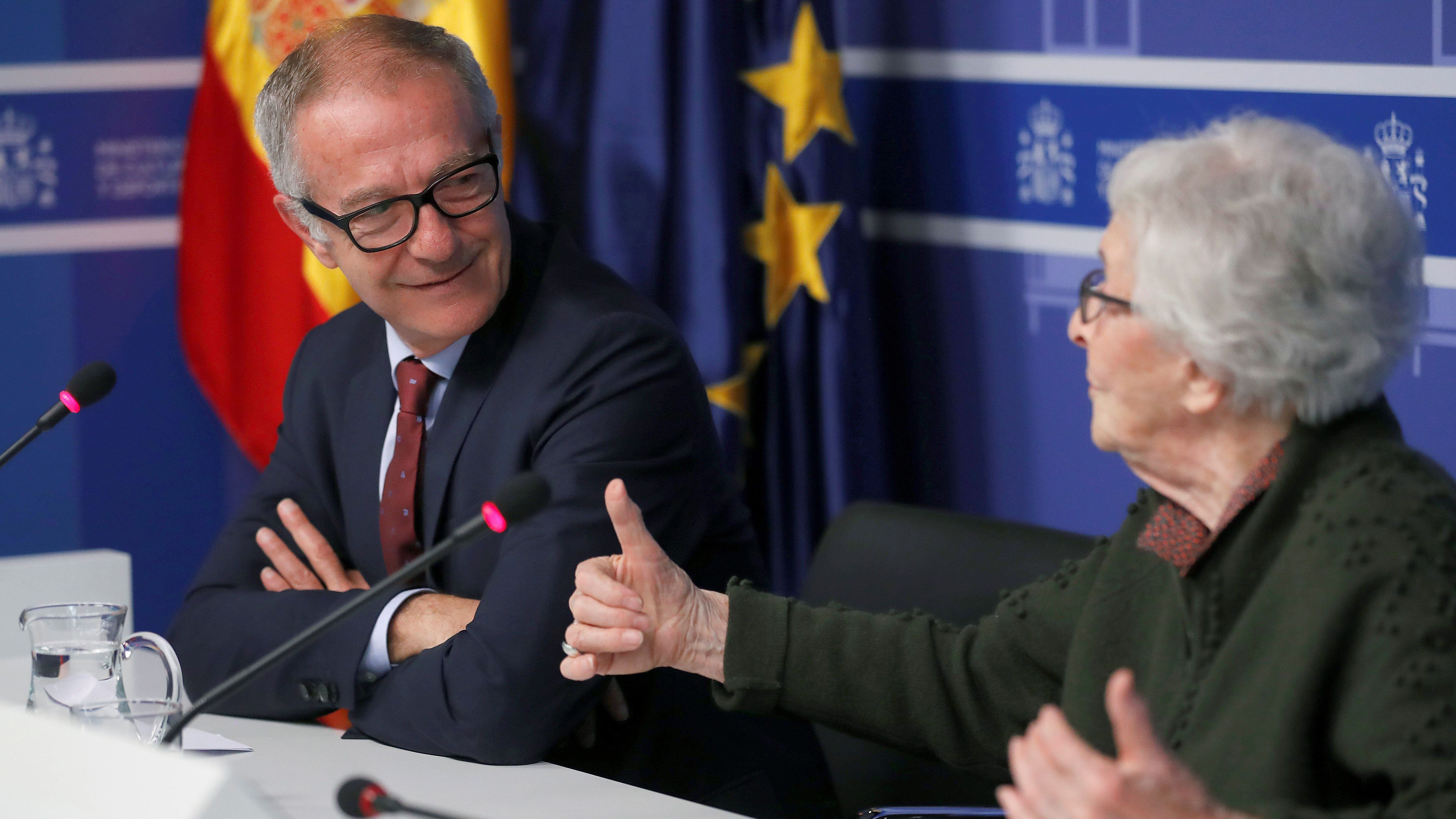 GRAF8799. MADRID, 14/11/2019.- El ministro de Cultura y Deporte en funciones, José Guirao, junto a la poeta uruguaya Ida Vitale, ganadora del Cervantes 2018, durante la rueda de prensa ofrecida este jueves en la sede del Ministerio para dar a conocer el fallo del Premio de Literatura Miguel de Cervantes correspondiente a 2019 otorgado al poeta catalán Joan Margarit. EFE/Chema Moya