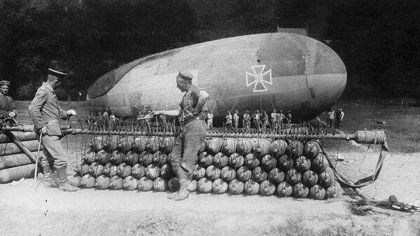 Soldados alemanes apilan latas de gas conectados a un colector para inflar un globo cautivo en el frente occidental<br><br> Archivos Nacionales / Oficial de fotografÃ­a alemÃ¡n 163