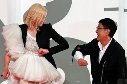 La OMS desaconsejó el saludo con el codo. En la imagen, la directoraor Ann Hui y la actriz Cate Blanchett se saludan con el gesto que más se popularizó en el mundo durante la pandemia REUTERS/Guglielmo Mangiapane