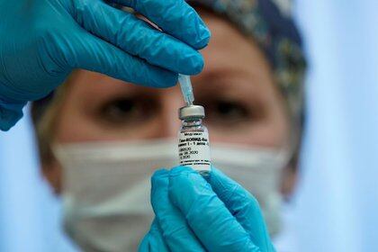 FOTO DE ARCHIVO: Una enfermera prepara la vacuna rusa "Sputnik-V" contra la COVID-19 en una clínica de Moscú, Rusia, el 17 de septiembre de 2020. REUTERS/Tatyana Makeyeva