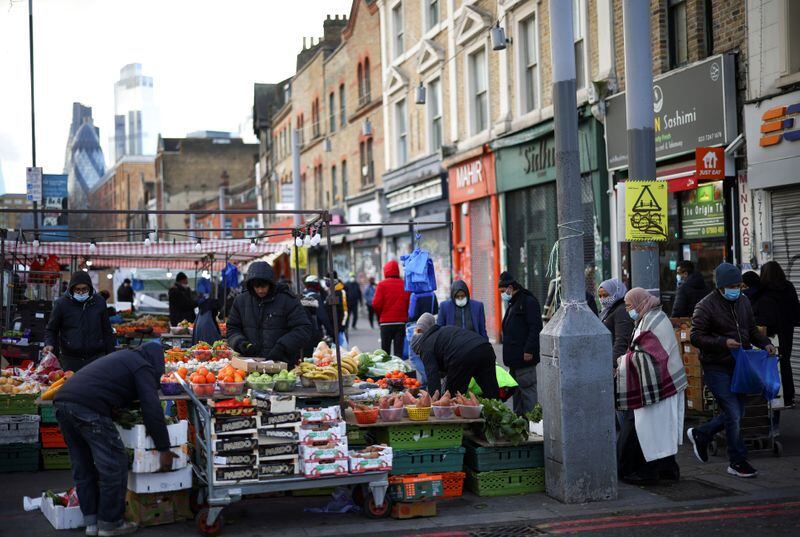 FOTO DE ARCHIVO: Personas y puestos en un mercadillo en el este de Londres, Reino Unido, el 23 de enero de 2021. REUTERS/Henry Nicholls