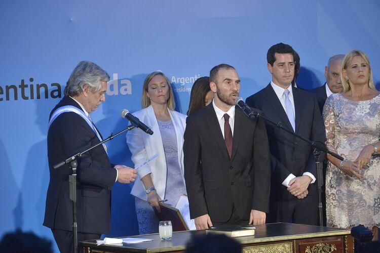 10 de diciembre de 2019, Alberto Fernández toma juramento a Martín Guzmán como ministro de Economía. (Gustavo Gavotti)