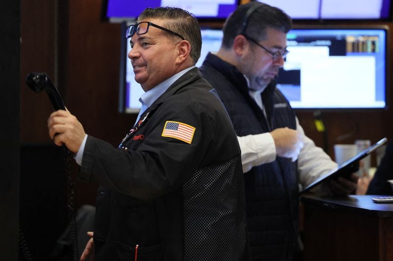 FOTO DE ARCHIVO-Operadores trabajan en el parqué de la Bolsa de Nueva York (NYSE) en Nueva York, Estados Unidos. 26 de septiembre de 2023.  REUTERS/Brendan McDermid