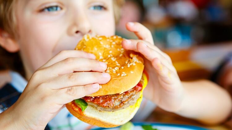 El SUH es conocido como el “mal de las hamburguesas crudas” , pero la bacteria puede encontrarse en otros alimentos