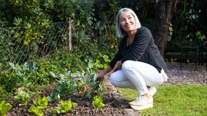 “Me gusta todo lo natural ¡hasta me dejo las canas!”, dice con una sonrisa