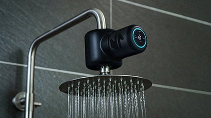 Shower Power es un altavoz de ducha Bluetooth hidroalimentado