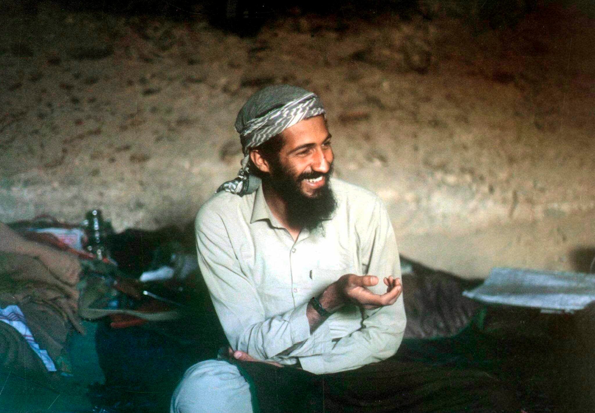 Fotografía fechada en 1998 de Osama Bin Laden, entonces el terrorista más buscado del mundo, en una cueva de Jalalabad (Afganistán). (EFE/APA)