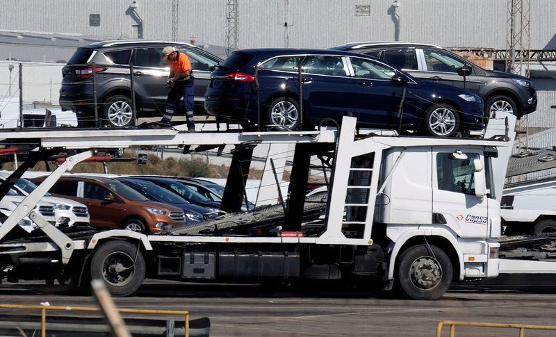 Coches cargados en un camión en la fábrica de Ford en Almussafes, cerca de Valencia. REUTERS/Heino Kalis.