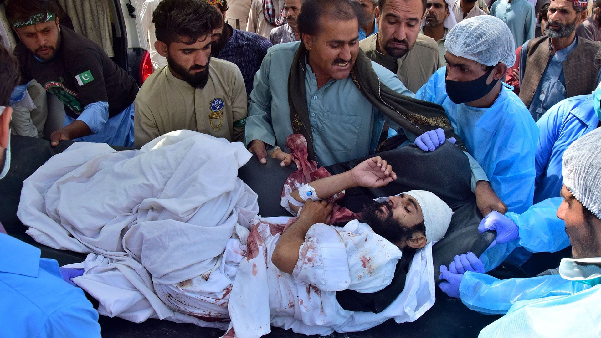 Paramédicos y voluntarios llevan a una víctima herida por la explosión de una bomba a su llegada a un hospital, en Quetta, Pakistán, viernes 29 de septiembre de 2023. AP/Arshad Butt