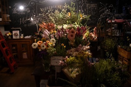 Al entrar, las flores son las protagonistas del bar de Retiro, para llevarte al sótano creando un speakeasy bar en Buenos Aires (Nicolás Stulberg)
