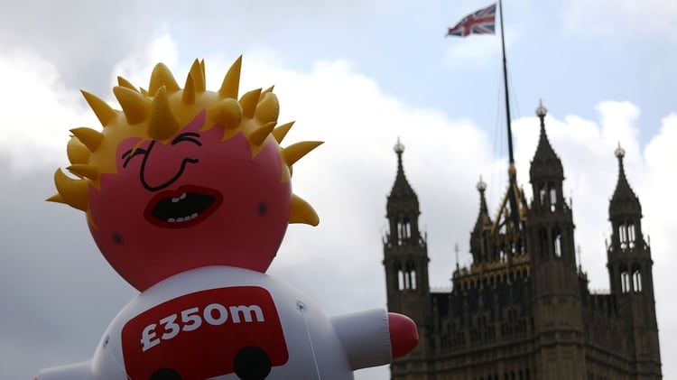 Un dirigible inflable gigante que representa a Boris Johnson cerca del Parlamento, antes de la protesta anti-Brexit ‘No a Boris, Sí a Europa’ en Londres, el 20 de julio de 2019 (REUTERS/Simon Dawson)