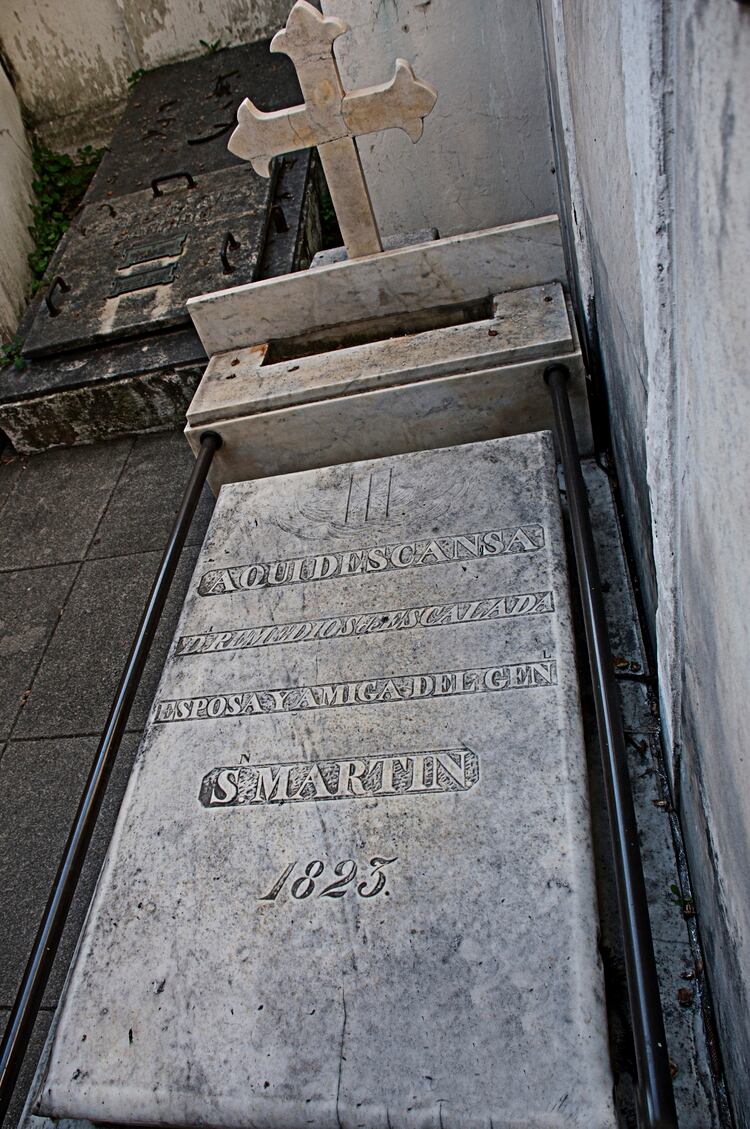 Remedios murió el 3 de agosto de 1823, a los 25 años, sin volver a ver a su marido, quien hizo construir un sepulcro en el Cementerio de la Recoleta donde recordaba a su “esposa y amiga” (Wikipedia)
