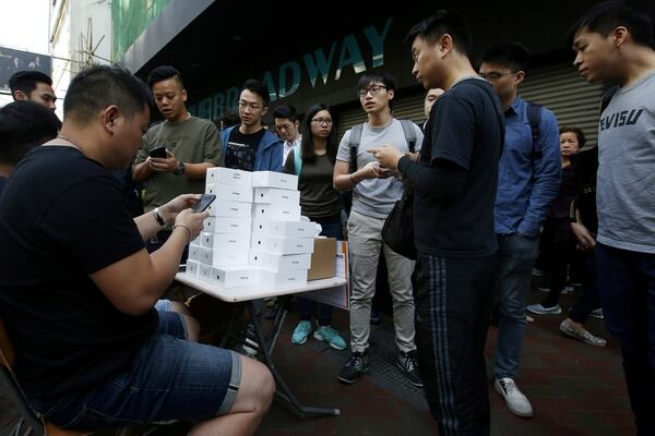 Compradores del nuevo iPhone en Hong Kong, China (REUTERS/Bobby Yip)
