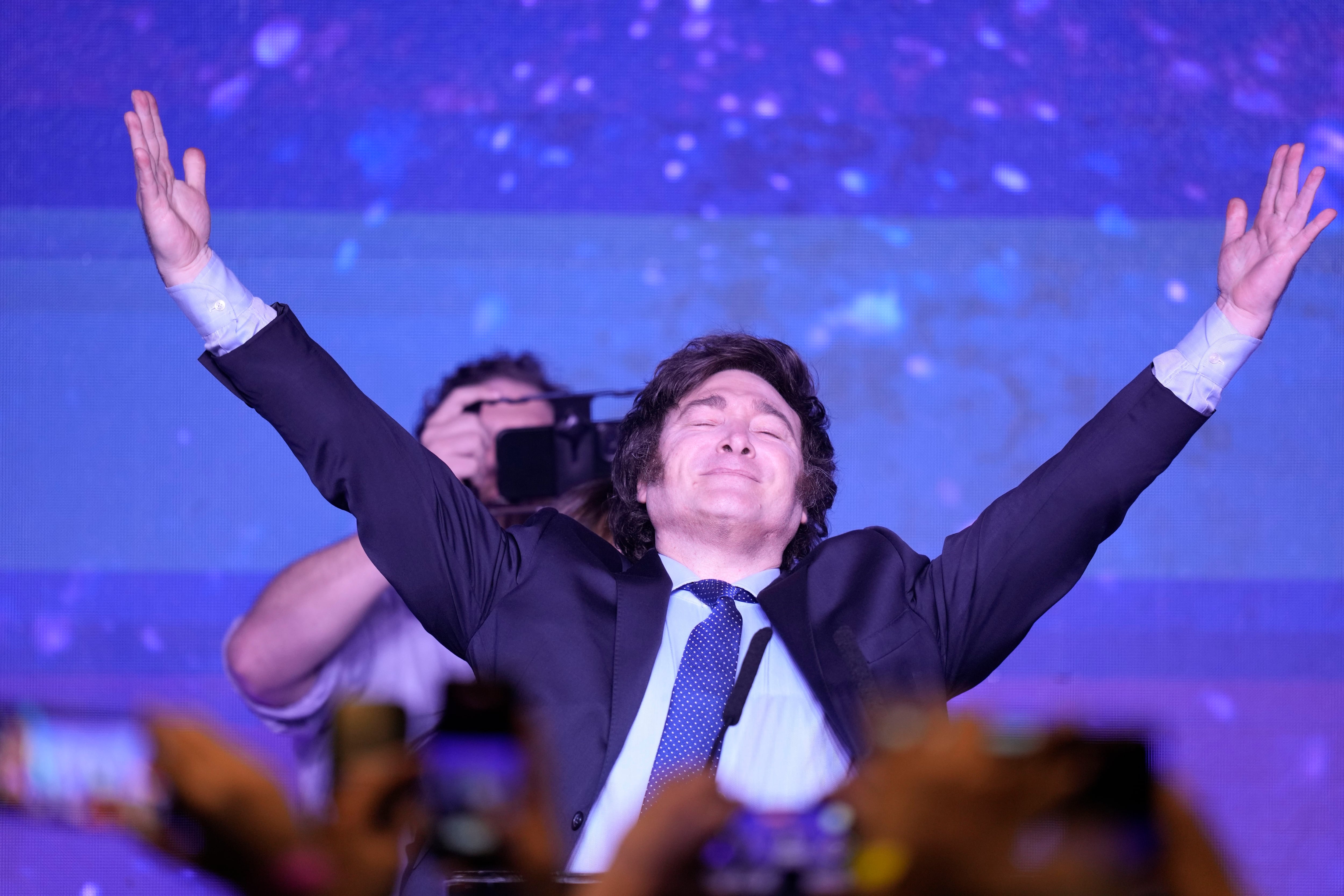 El precandidato liberal Javier Milei festeja luego del triunfo en las PASO del último domingo (AP/Natacha Pisarenko)