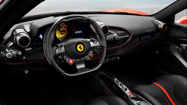 Ferrari decidió también instalar volantes de tamaño reducido, para acrecentar la sensación de deportividad y asegurando una mayor maniobrabilidad