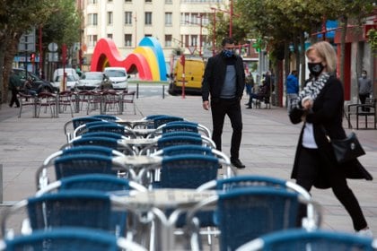 Rebrote en España: terraza de un bar vacía en Miranda de Ebro, Burgos, Castilla y León (Tomás Alonso - Europa Press) 