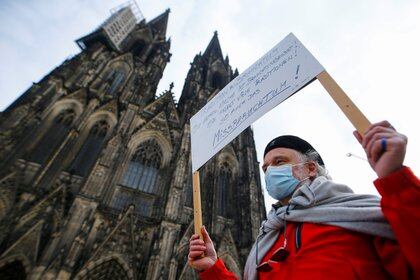 Una protesta contra los abusos de la iglesia frente a la catedral de Colonia (REUTERS/Thilo Schmuelgen)