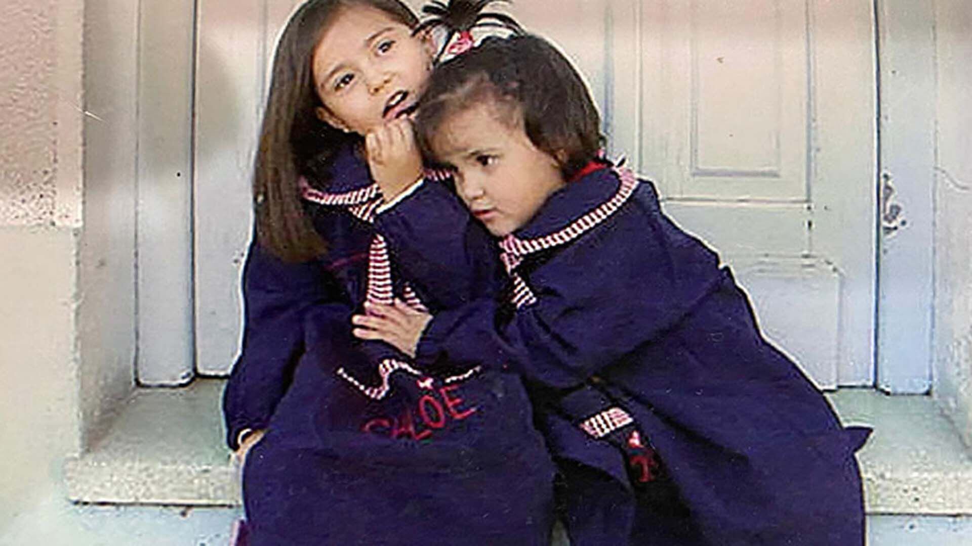 Milagros y  su hermana Chole, quien falleció de cáncer a los 7 años,  en la puerta del jardín de infantes. (Imagen: gentileza).