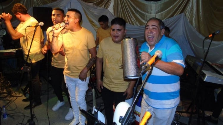 Eduardo junto a la banda La Kura, durante la fiesta de celebración por el premio millonario obtenido