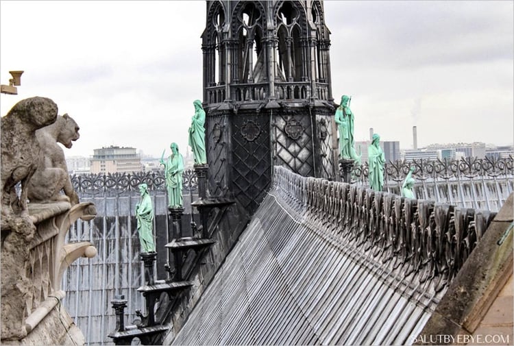 La base de la flecha rodeada por las estatuas de los doce apóstoles