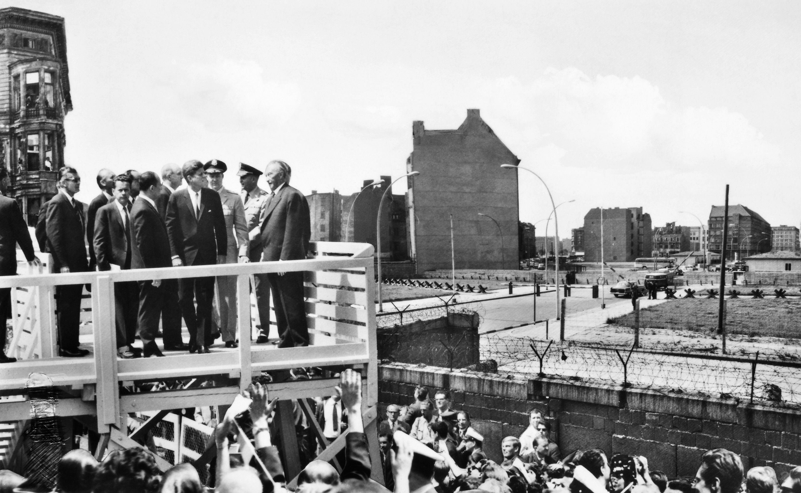 John F. Kennedy junto al muro antes de pronunciar su histórico discurso "Yo soy un berlinés" el 26 de junio de 1963