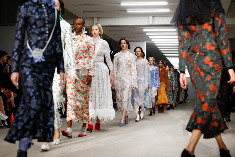 Originaria de China, inauguró la semana de la moda en Londres, Yuhan Wang, algunos de sus diseños en pasarela 