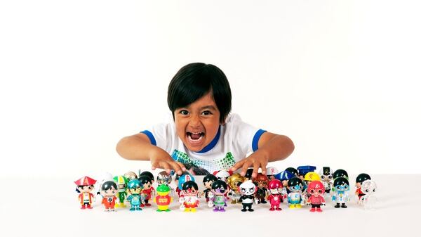 En los videos en los que el niño aparece con diversos juguetes (Cortesía de pocket.watch/Handout via REUTERS)