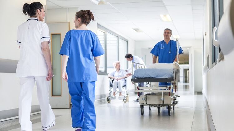 Para la OMS, los enfermeros son un recurso humano importante para la salud (Shutterstock)