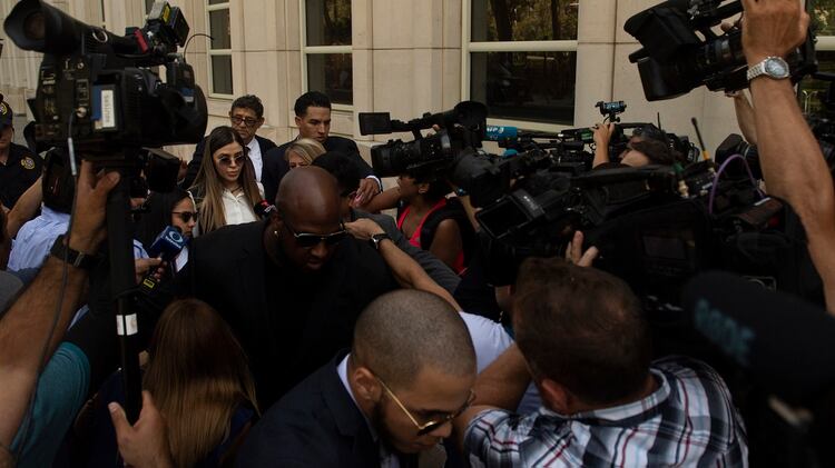 A su llegada y salida de la Corte, Emma fue acechada por la prensa, pero no dio ni una sola declaración (Photo by Johannes EISELE / AFP)