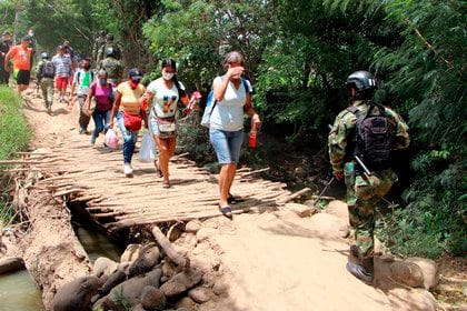 Fotografía tomada el pasado 17 de octubre en la que se registró a un grupo de ciudadanos venezolanos al cruzar por un paso ilegal fronterizo con Colombia, en Villa del Rosario (Colombia). EFE/Mario Caicedo/Archivo