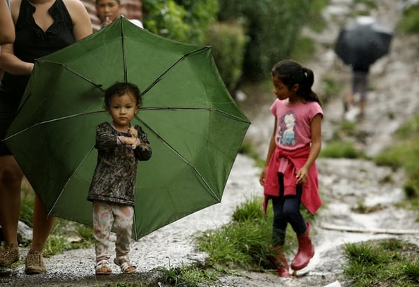 Niños y personas evacuadas en Alajuelita, Costa Rica, por la tormenta Nate (Reuters)