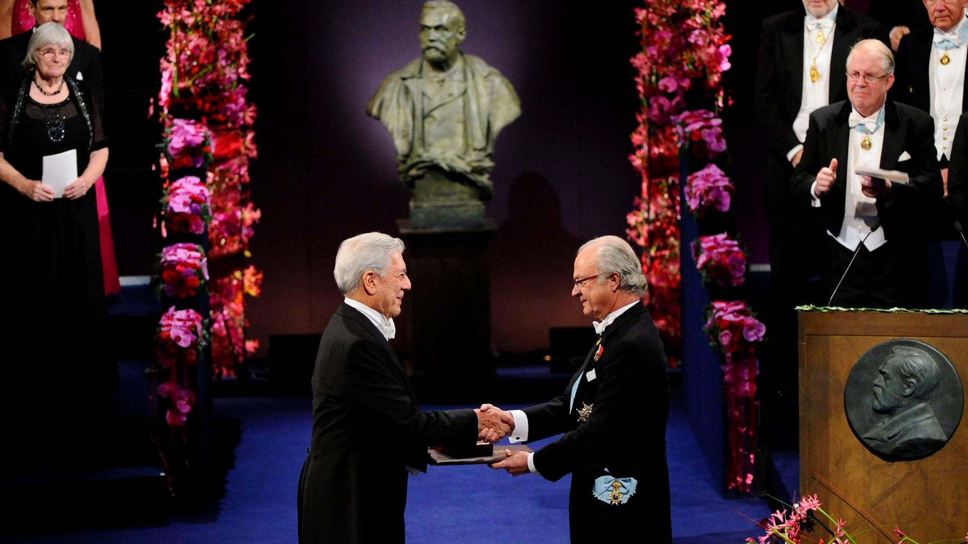 El momento de la entrega del Nobel de Literatura al escritor peruano Mario Vargas Llosa, en 2010 (EFE)