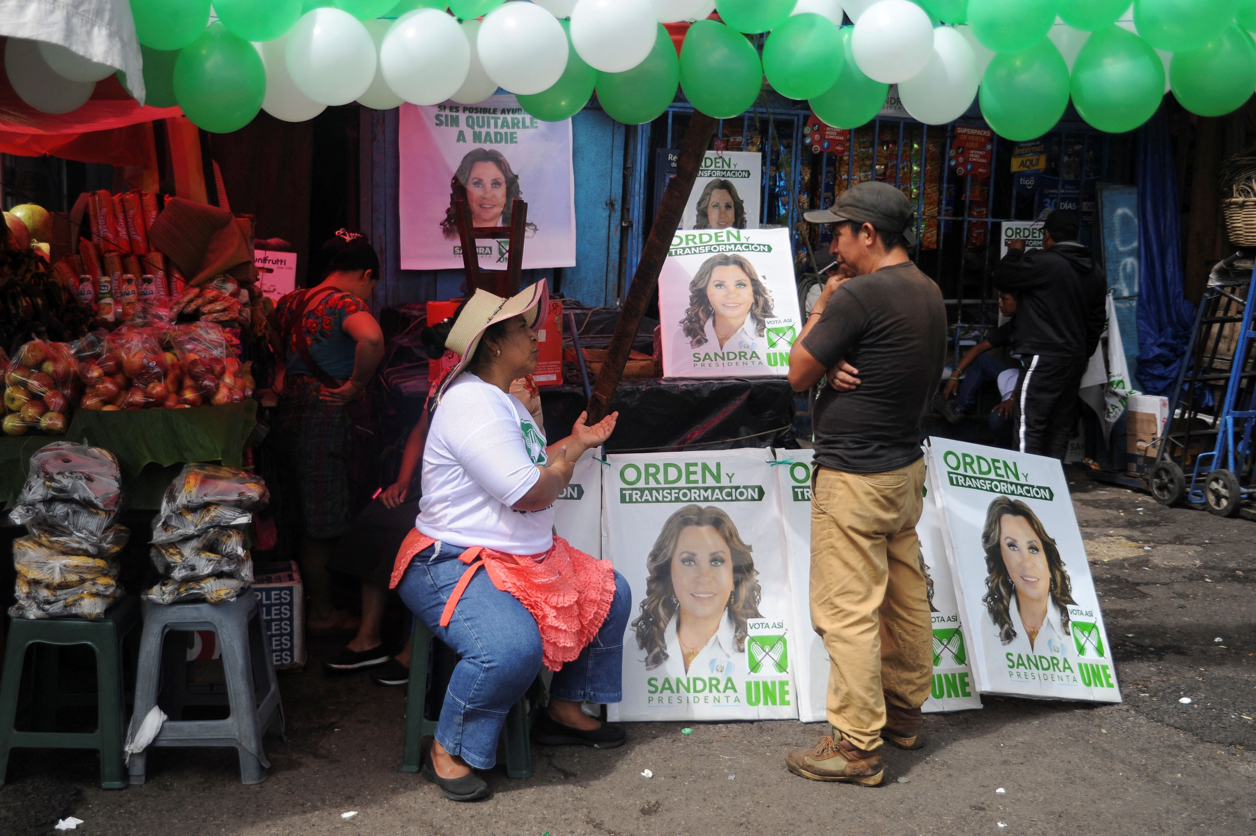 Carteles de campaña de Sandra Torres antes de la segunda vuelta presidencial del domingo, en Ciudad de Guatemala este 18 de agosto de 2023 (REUTERS/Cristina Chiquin)