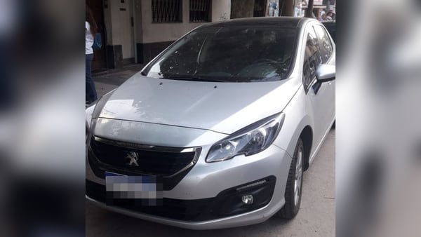 El auto Peugeot 308 gris donde murió la beba por “hipertemia y asfixia”, según reveló la autopsia