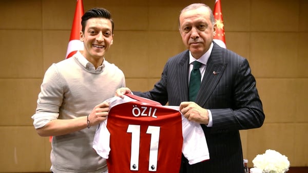 La foto en cuestión entre Ozil y Erdogan (Reuters)