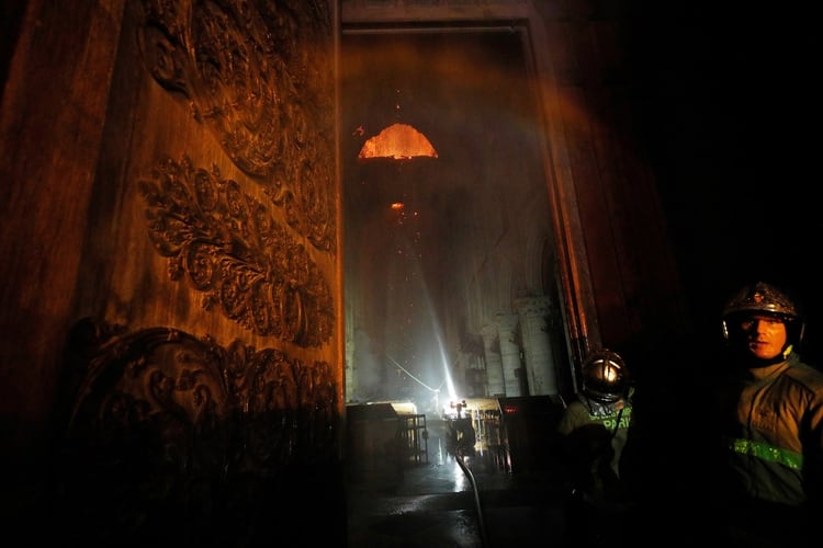 Otro bombero, en la entrada de la catedral (REUTERS/Philippe Wojazer)