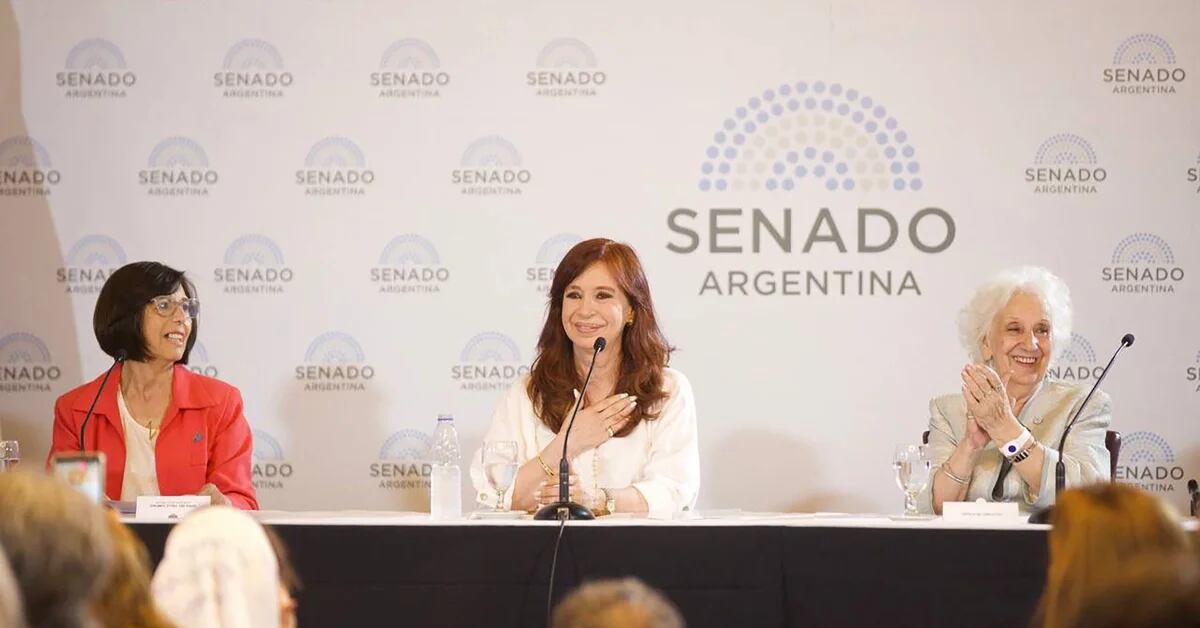 Cristina Kirchner will reappear this afternoon in the midst of another Government prisoner and with her latent candidacy