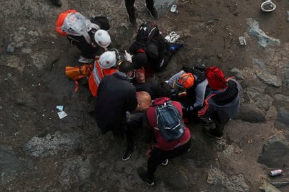 El adolescente que cayó del puente en Santiago el 2 de octubre de 2020 recibió asistencia médica en el sitio del incidente (REUTERS/Ivan Alvarado)