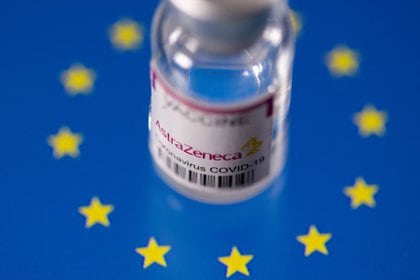 La UE está dividida sobre si adoptar una línea más estricta en las exportaciones de vacunas por parte de empresas que no cumplen con los compromisos contractuales (REUTERS)