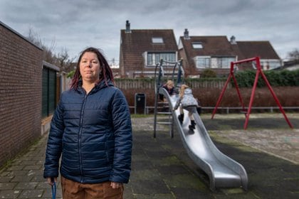 Vanessa van Ewijk y sus dos hijos en Lisserbroek, Holanda. "¿Cómo les digo a mis hijos que posiblemente podrían tener 300 hermanos?" (foto: Ilvy Njiokiktjien)