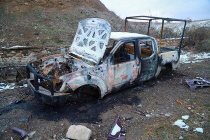 FOTO DE ARCHIVO: Una vista muestra un vehículo quemado en el área, que quedó bajo el control de las tropas de Azerbaiyán luego de un conflicto militar en Nagorno-Karabaj contra las fuerzas étnicas armenias y una nueva firma de un acuerdo de alto el fuego, en el distrito de Jabrayil, el 7 de diciembre de 2020 Fotografía tomada el 7 de diciembre de 2020. REUTERS / Aziz Karimov / Foto de archivo
